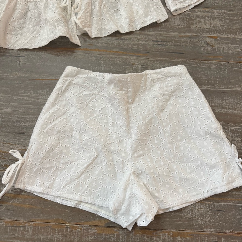 Zara White Eyelet Lace Set Ensemble Peplum Blouse Flat Front Shorts - Picture 4 of 8